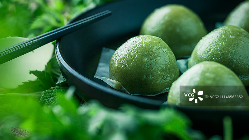 不能错过的时令小吃，网红肉松青团！图片素材