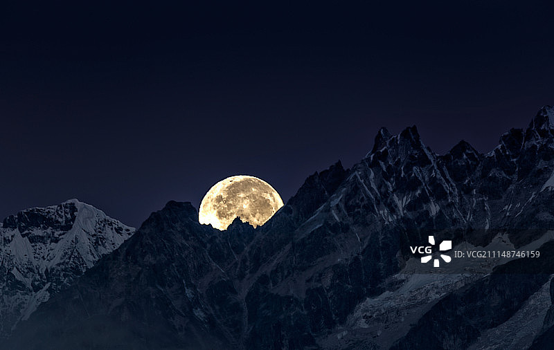 月落雪山图片素材