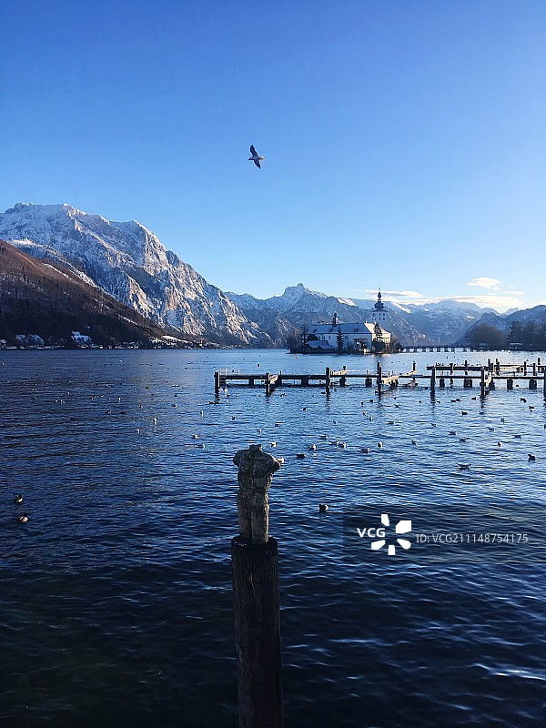 冬季的奥尔特城堡和特劳恩湖，上奥地利州图片素材