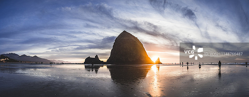 干草堆岩全景图片素材