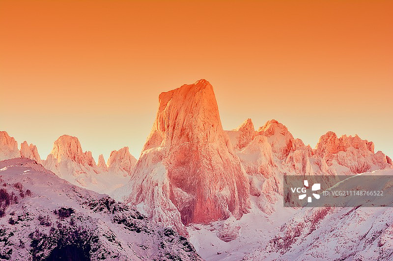 欧洲之峰黎明时的布尔内斯峰图片素材