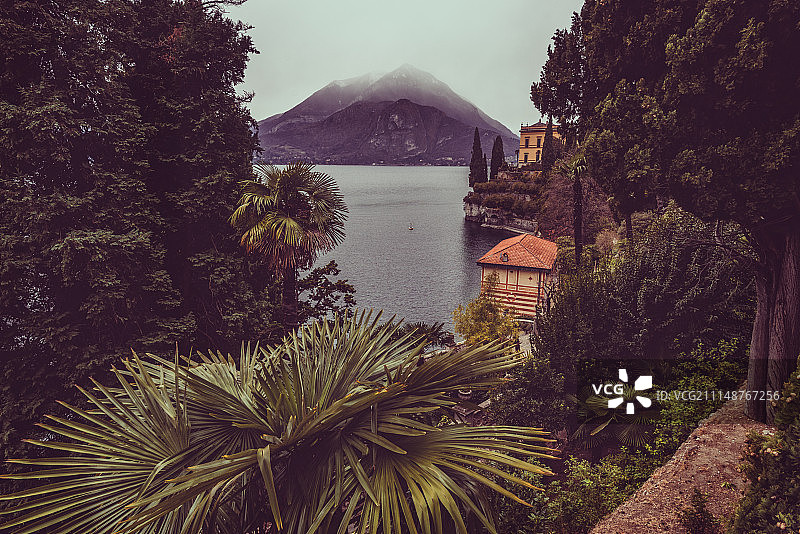 瓦伦纳眺望科莫湖图片素材