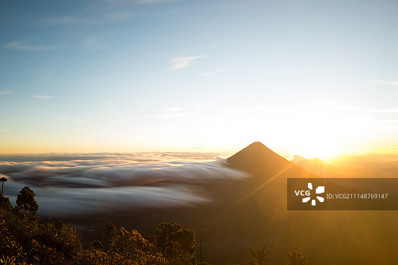 阿瓜火山的日出图片素材