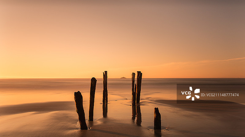 圣克莱尔海滩黎明时分图片素材