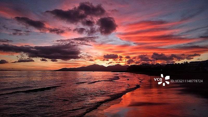 兰萨罗特岛大西洋上的红色日落图片素材