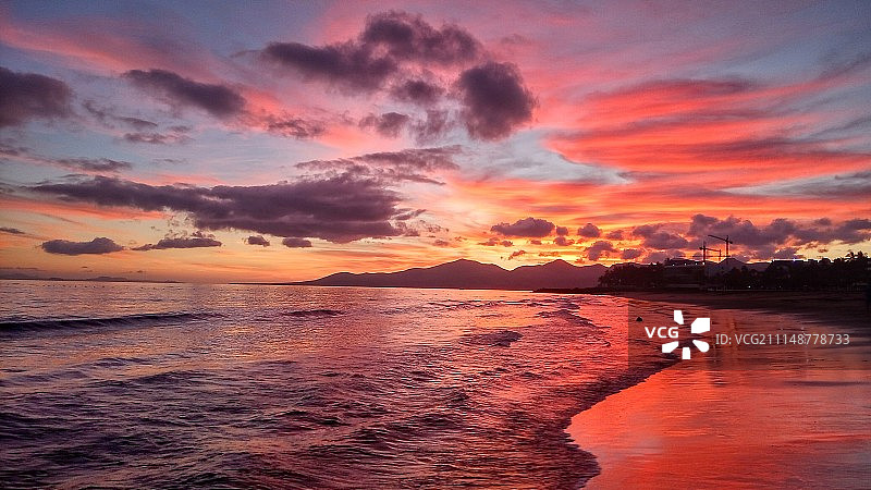 大西洋上的红色日落图片素材