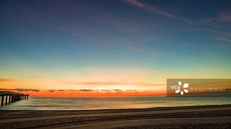 黎明时分的阳光岛海滩码头图片素材