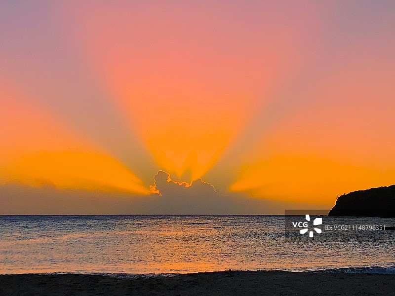 云层在日落时创造壮观的照明图片素材