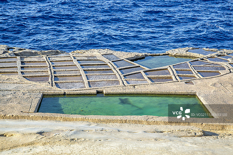 马耳他戈佐岛的盐田图片素材