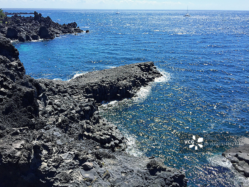 深蓝色海洋图片素材