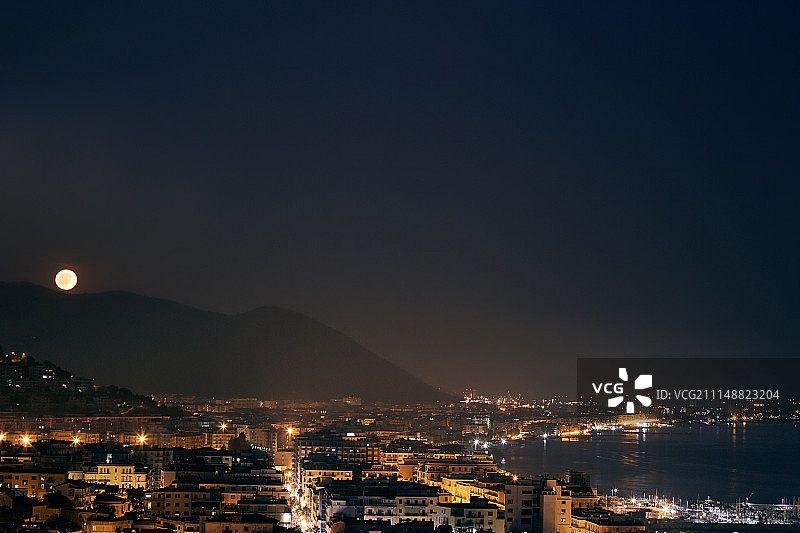 萨莱诺夜景与升起的月亮图片素材