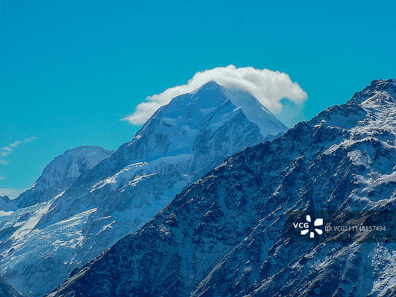 云雾缭绕的库克山峰图片素材