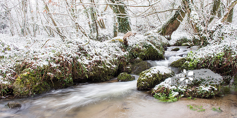 冬日流水图片素材