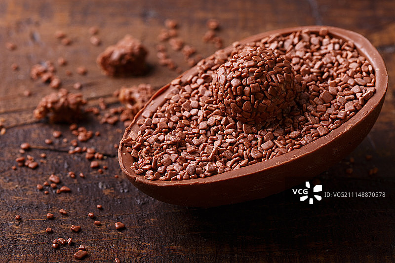 木纹背景上复活节的巧克力馅料蛋图片素材