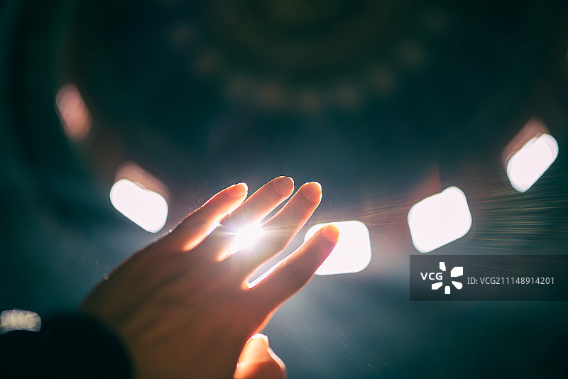 遮挡阳光的手图片素材