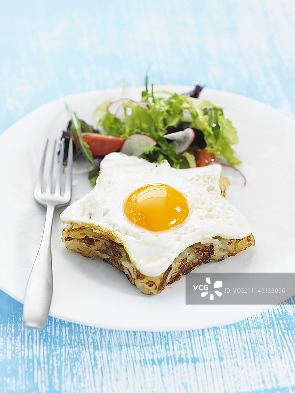 桌子，椅子和躺椅在树荫下图片素材