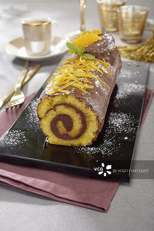 桌子，椅子和躺椅在树荫下图片素材