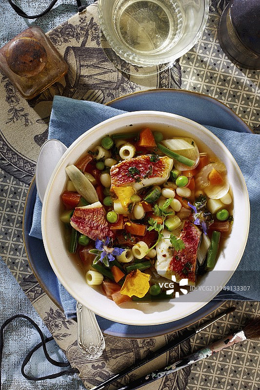 桌子，椅子和躺椅在树荫下图片素材