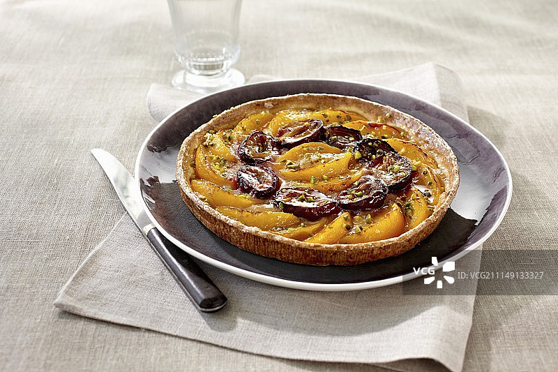 桌子，椅子和躺椅在树荫下图片素材