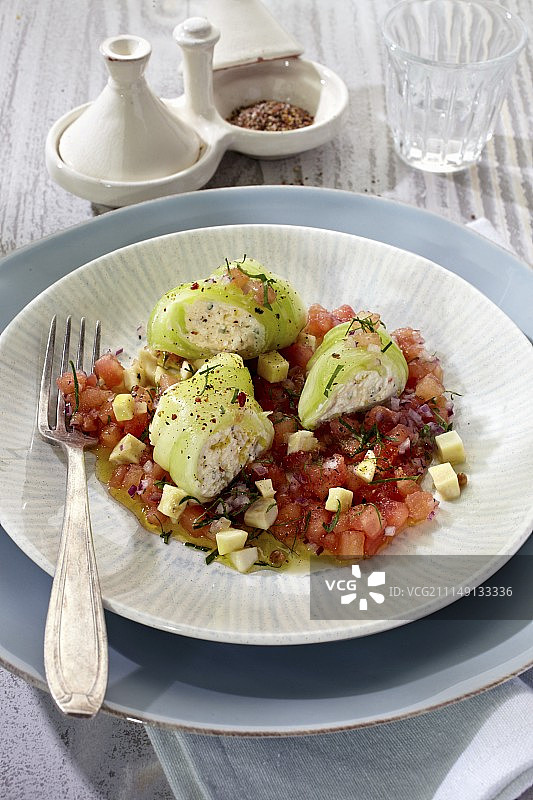 桌子，椅子和躺椅在树荫下图片素材