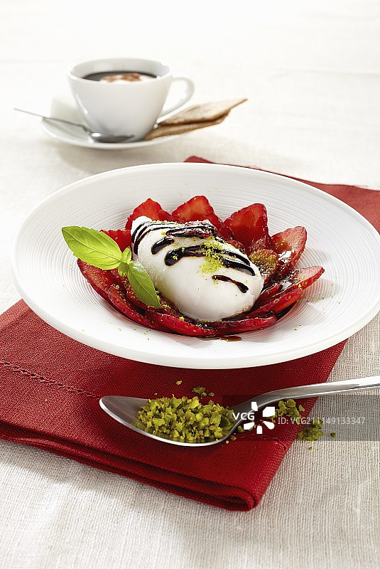 桌子，椅子和躺椅在树荫下图片素材