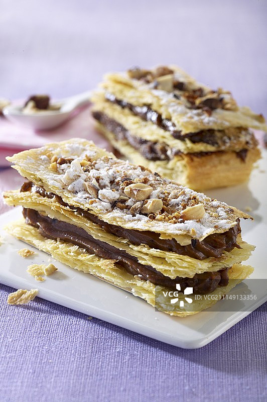 桌子，椅子和躺椅在树荫下图片素材