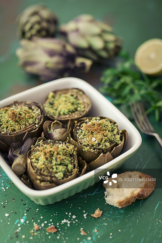 桌子，椅子和躺椅在树荫下图片素材