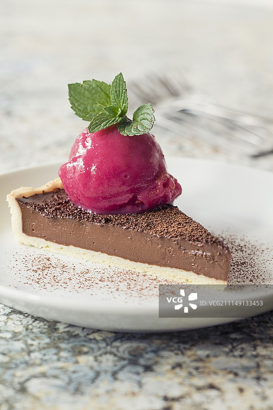 桌子，椅子和躺椅在树荫下图片素材