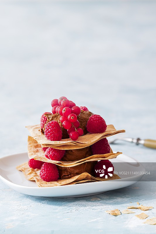 桌子，椅子和躺椅在树荫下图片素材