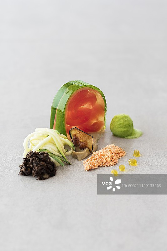 桌子，椅子和躺椅在树荫下图片素材