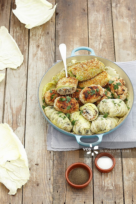 桌子，椅子和躺椅在树荫下图片素材