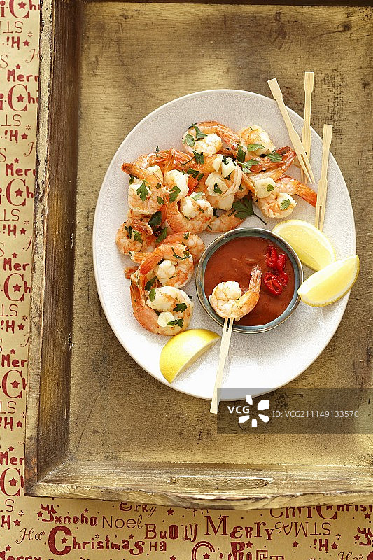 桌子，椅子和躺椅在树荫下图片素材