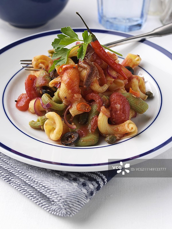 桌子，椅子和躺椅在树荫下图片素材