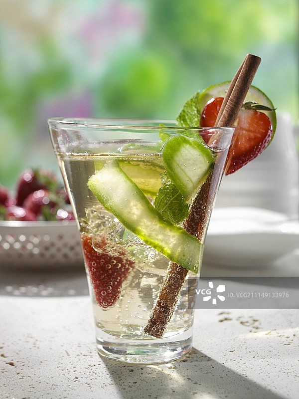 桌子，椅子和躺椅在树荫下图片素材