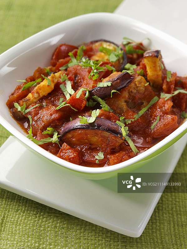 桌子，椅子和躺椅在树荫下图片素材