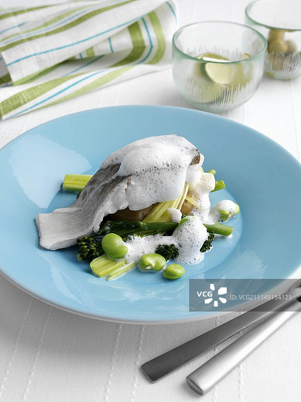 桌子，椅子和躺椅在树荫下图片素材