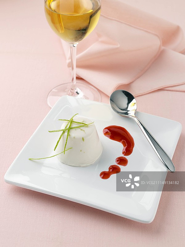 桌子，椅子和躺椅在树荫下图片素材