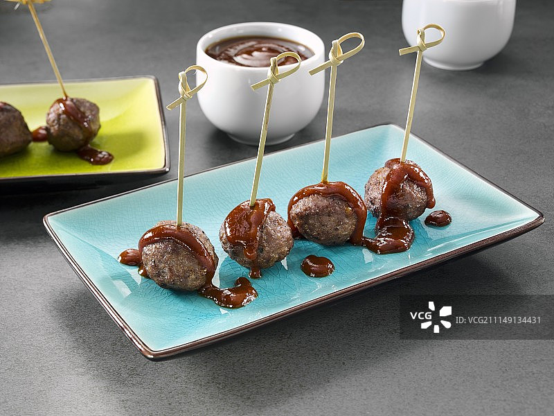 桌子，椅子和躺椅在树荫下图片素材