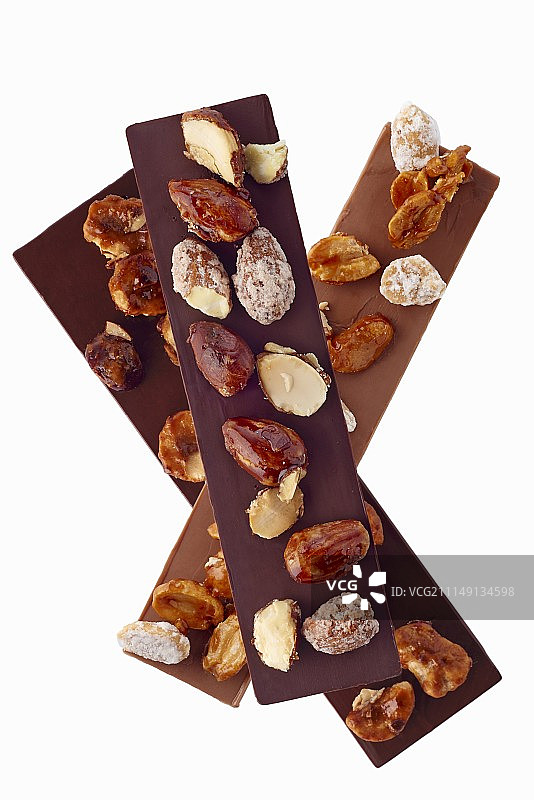 桌子，椅子和躺椅在树荫下图片素材