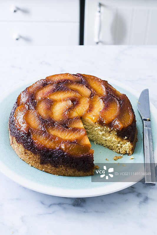 桌子，椅子和躺椅在树荫下图片素材