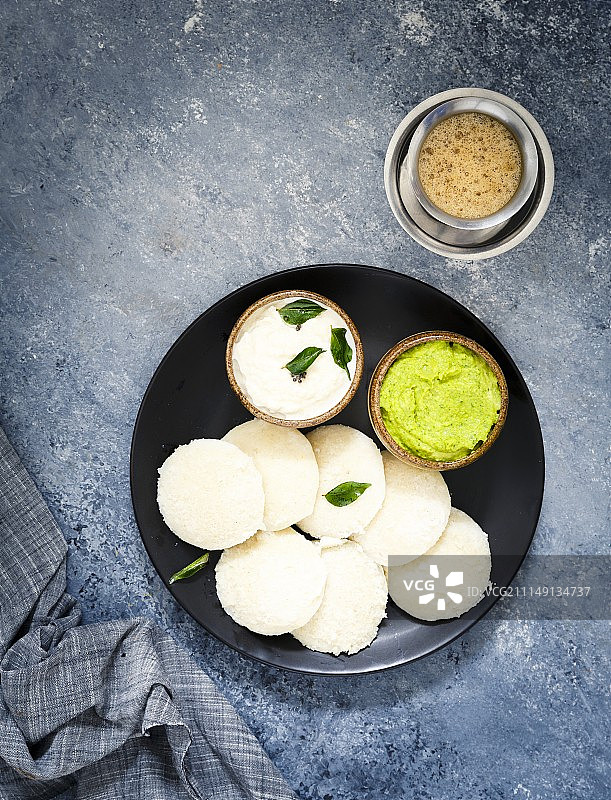 桌子，椅子和躺椅在树荫下图片素材