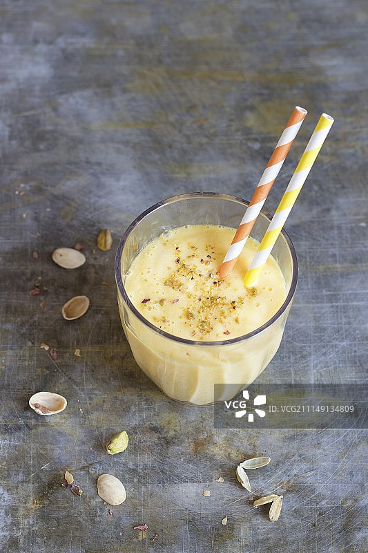 桌子，椅子和躺椅在树荫下图片素材