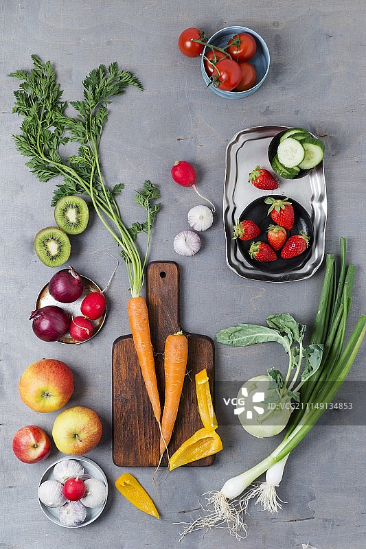 桌子，椅子和躺椅在树荫下图片素材