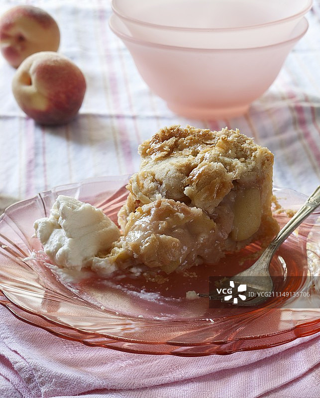 部分吃过的奶油桃子派图片素材