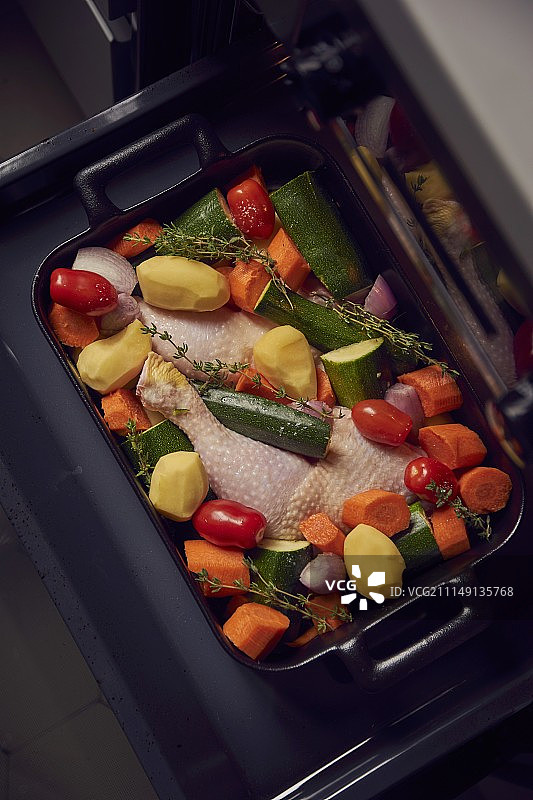 烤盘蔬菜鸡腿图片素材