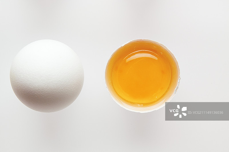 白色鸡蛋，一个已破裂图片素材