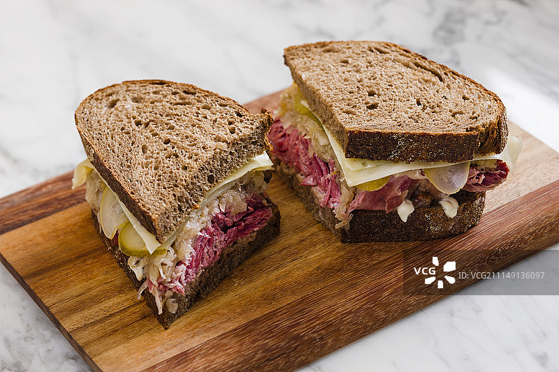 鲁本三明治配熏牛肉、德国泡菜和奶酪（美国）图片素材