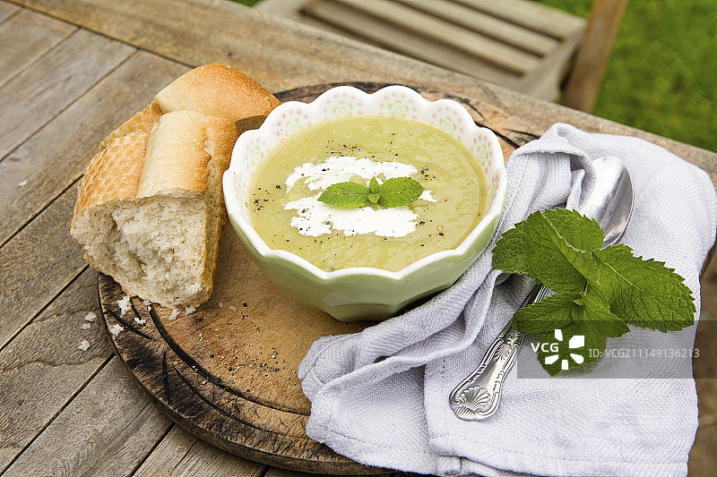奶油薄荷法棍韭葱土豆汤图片素材