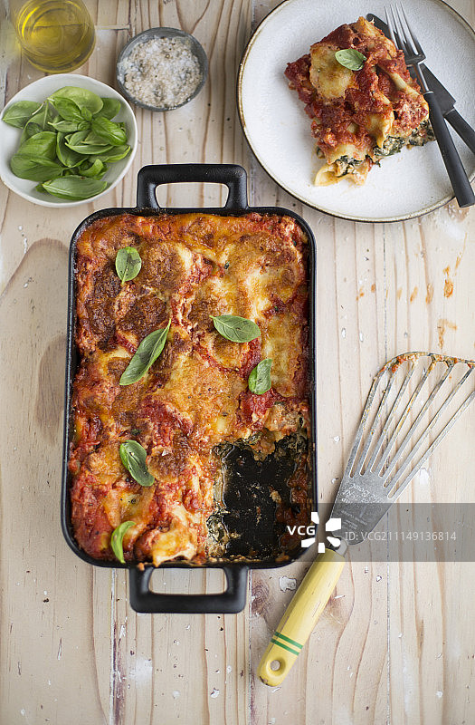 烤菠菜奶酪馄饨图片素材