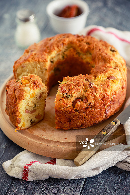 香肠、意大利干酪、橄榄和番茄干制成的香辣花环蛋糕图片素材